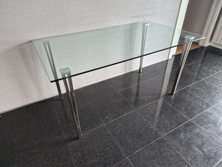 Mesa de jantar em vidro