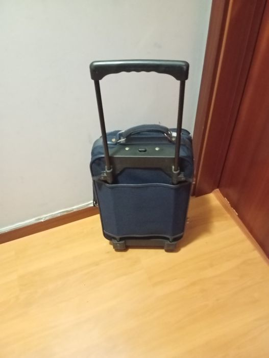 Vendo malas de viagem, mala de porão e malas de cabine