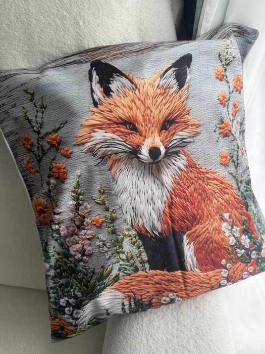 Poszewka dekoracyjna 45x45 – lis w kwiatach, realistyczny nadruk