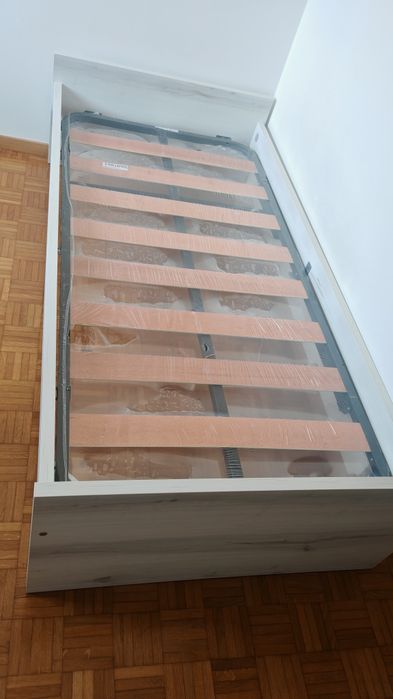 Vendo cama de solteiro muito pouco uso como nova sem colchão nem estrado
