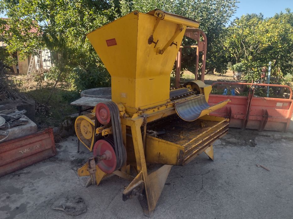 Debolhadora e descamisadeira de milho