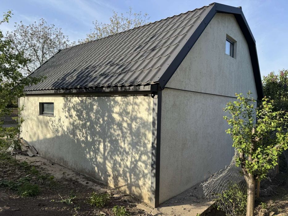 Гараж,земельна ділянка,літня кухня,підвал,горище.