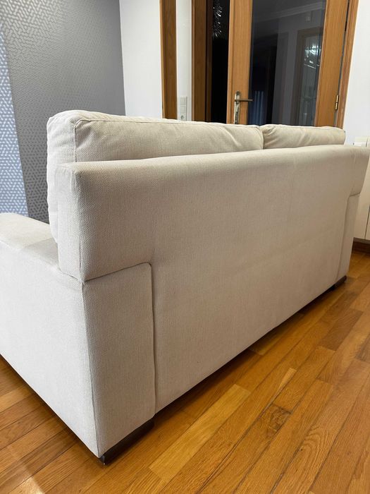 Sofá creme de dois lugares em bom estado