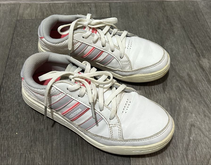 Кросівки Adidas дівчинці Р.35. 23,5см. Вʼєтнам, гарний стан
