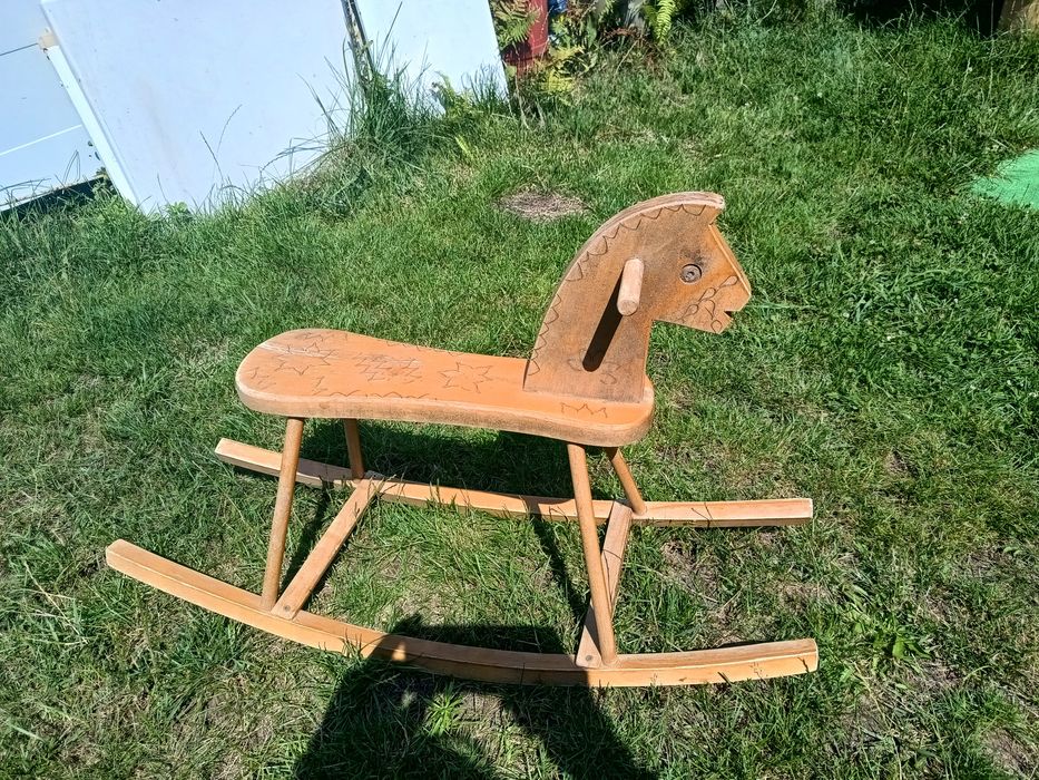 Drewniany koń na biegunach