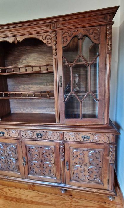 Cristaleira Antiga em Madeira – Excelente Estado (Negociável)