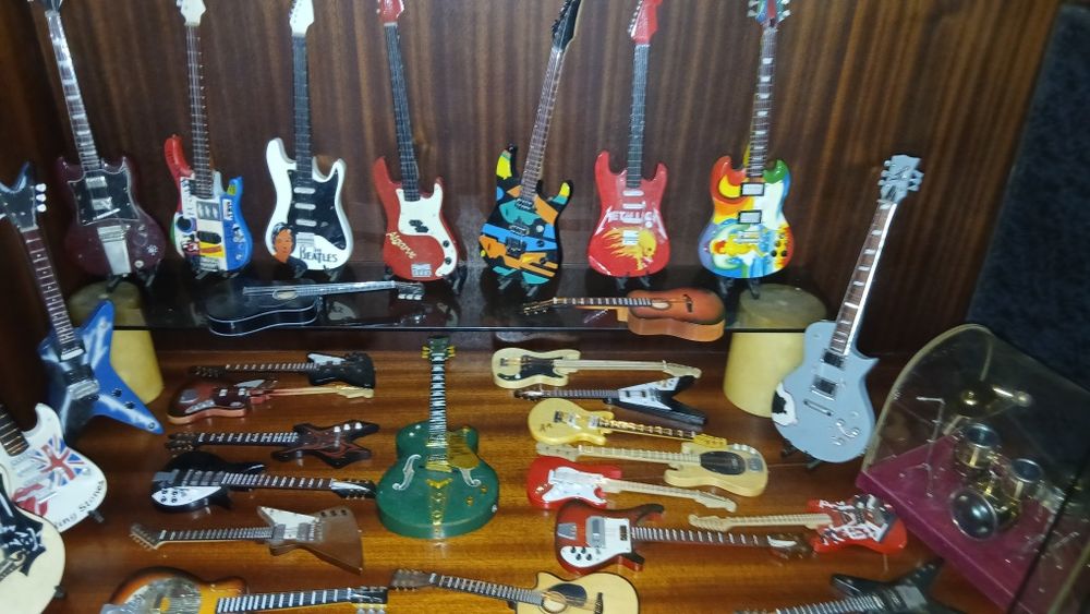 Colecao 30 guitarra minitura por 260 €