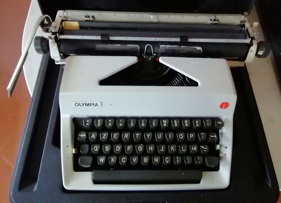 Máquina de Escrever Olympia + Caixa