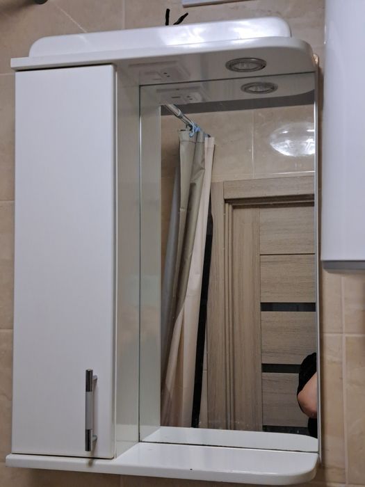 Продам зеркало со шкафчиком  для ванны.