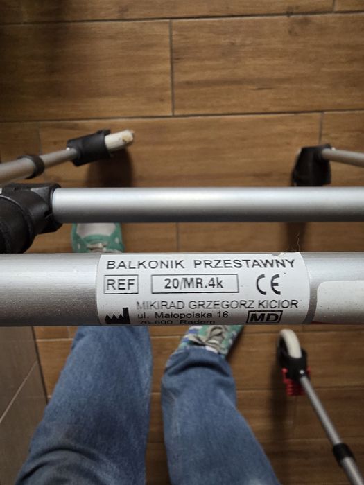 Balkonik chodzik dla osoby starszej.