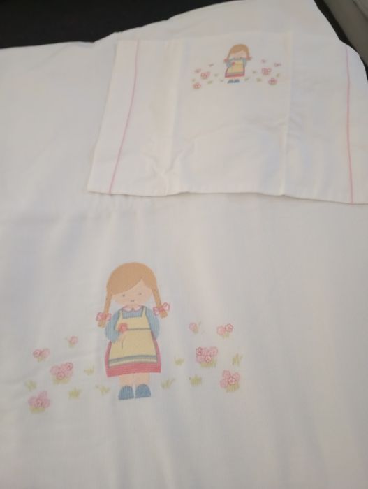 Colcha para berço bordada com boneca muito linda