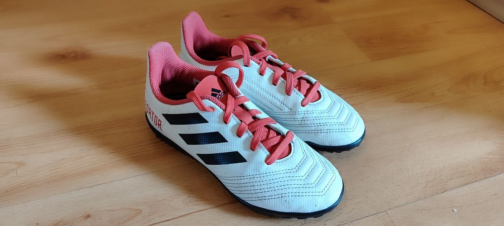 Turfy Adidas Predato. Buty do gry w piłkę dla dziecka. Turfy.