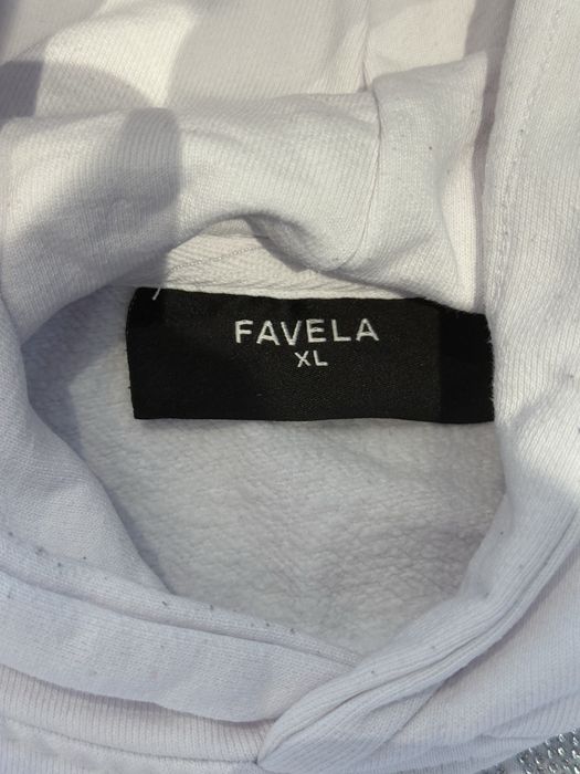 Biala bluza favela