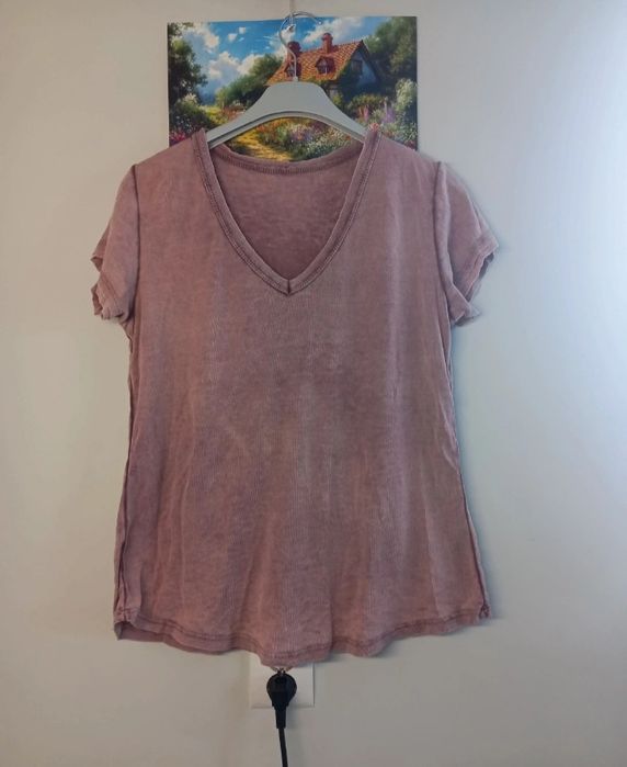 T-shirt  mocno dekatyzowany