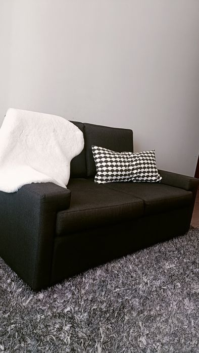 Sofá em pinho e carpete