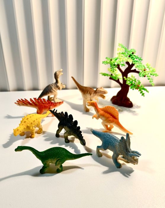 Zestaw 9 figurek (8 dinozaurów + drzewo)
