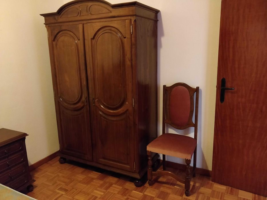 Quarto Completo em Madeira – Cama + Colchão + Roupeiro + Secretária + Mesa de Cabeceira