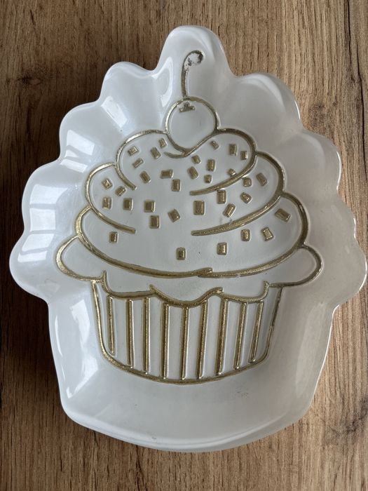 Talerzyk FAROS biały ze złotą babeczką