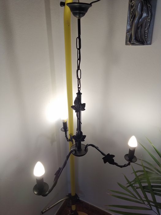 Candeeiro de teto três lâmpadas preto.