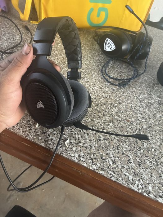 Fone gamer em perfeito funcionamento para desocupar