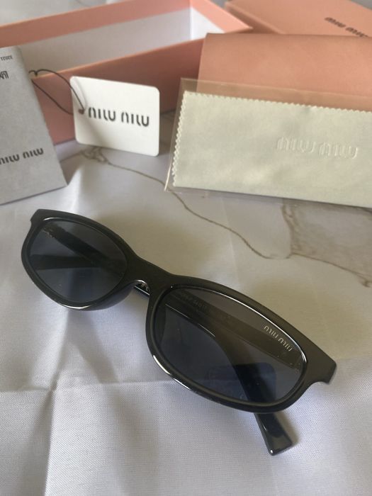 Óculos de sol pretos da MiuMiu