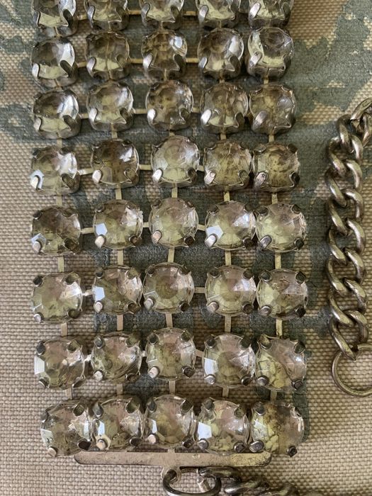 Pasek damski z kamieniami.