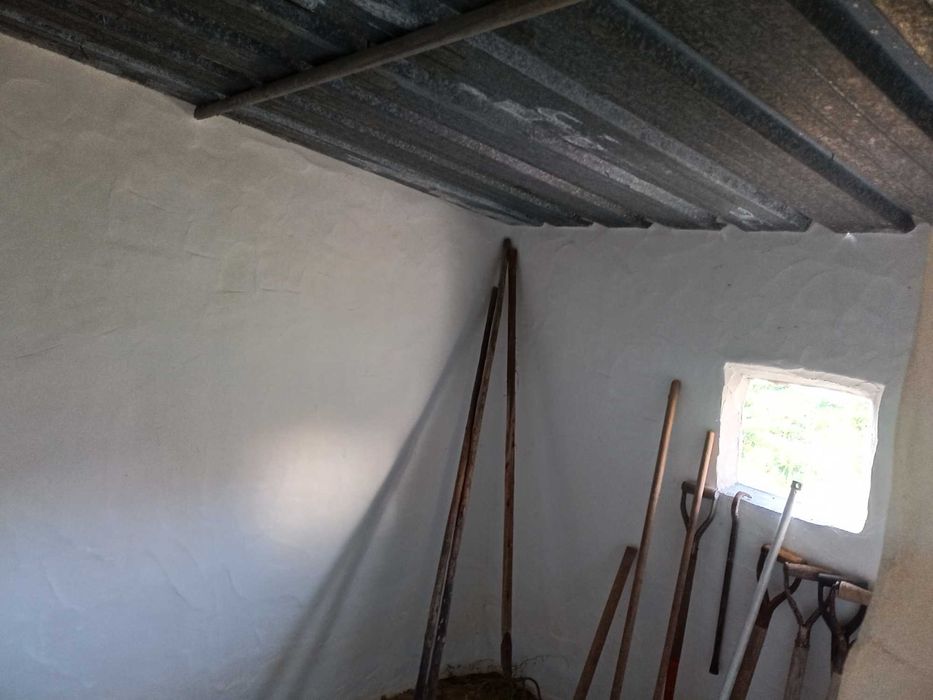 Terreno com pequena casa de arrumos