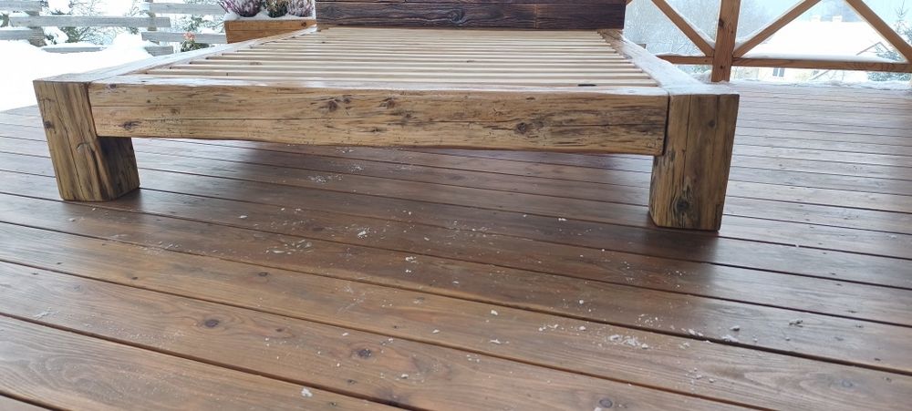 Łóżko ze starych bali drewnianych 160x200