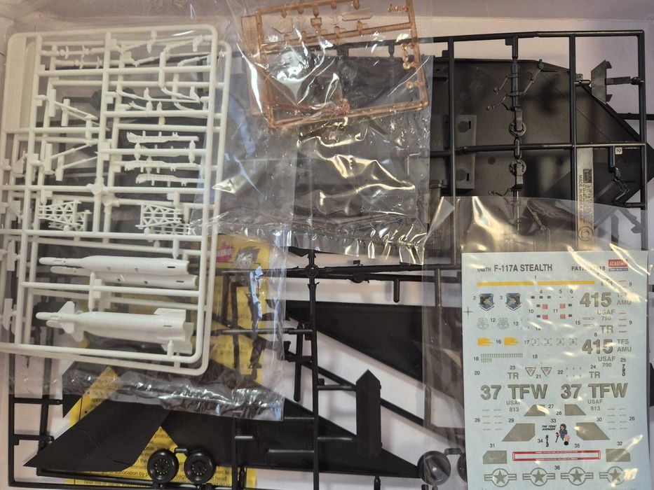kit Modelismo escala 1:48 Academy  F-117A Stealth Attack Bomber