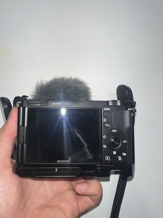 Sony ZV-E10 com lente do kit e jaula smallrig