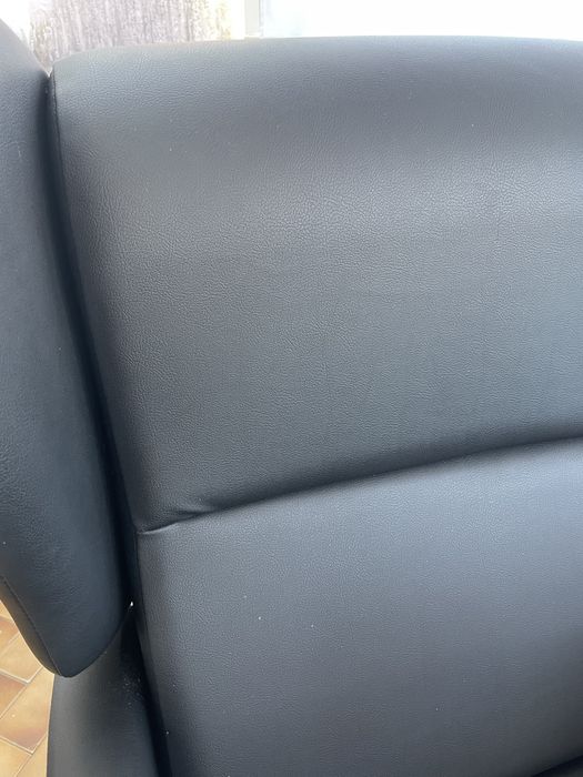 Cadeirão pele sintetica preto como novo