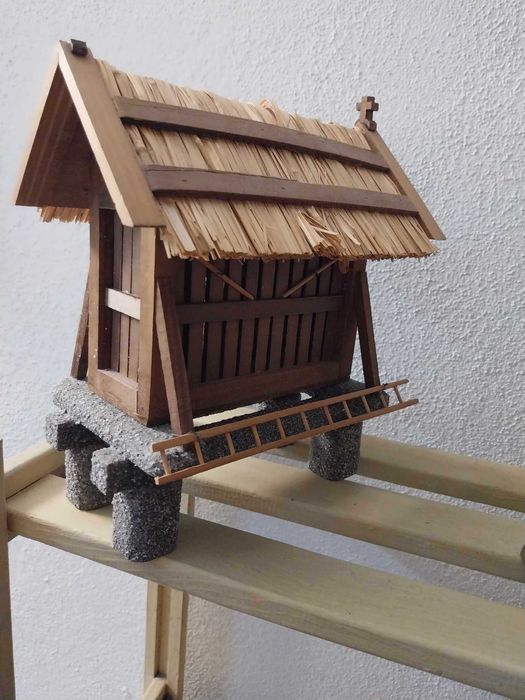 Lindas peças de loiça e bibelôs