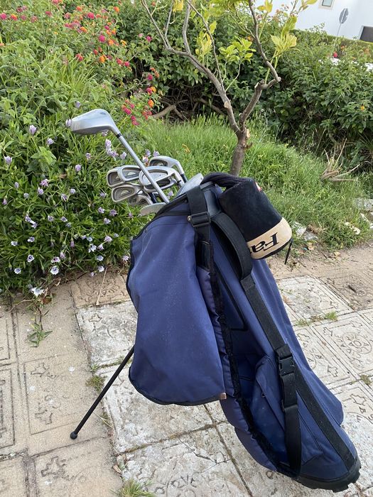 Conjunto de tacos de golf com saco.