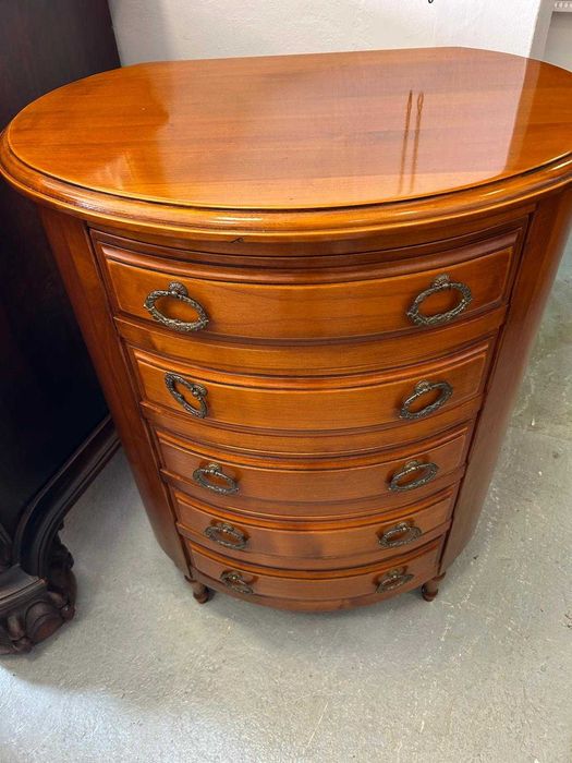 Stylowa owalna komoda z szufladami