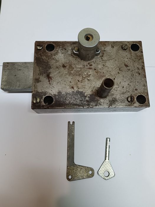 Замок гаражный накладной