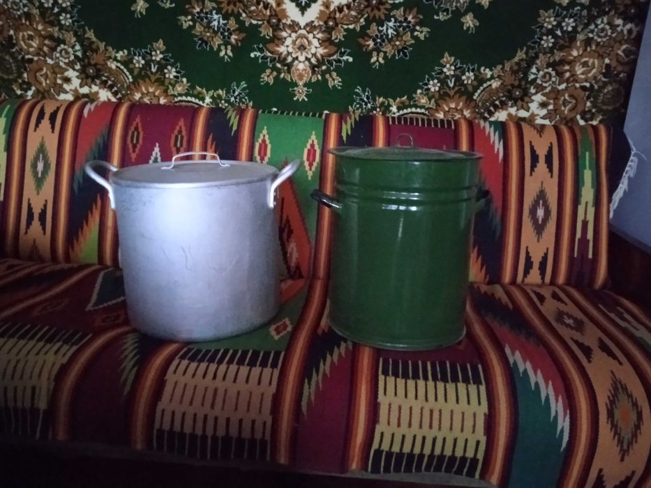 Продам две кастрюли объемом 28 и 30 литров