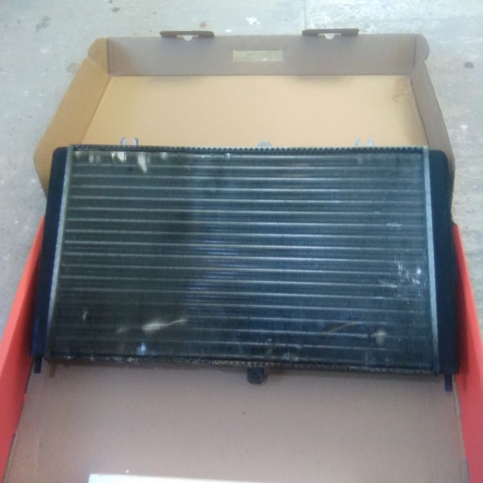 Радиатор охлаждения ВАЗ 2110-2112  2170 Приора б\у