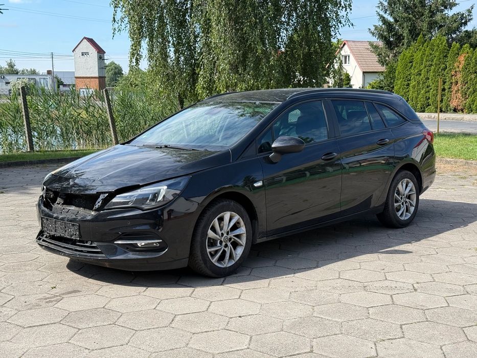 Opel Astra 1,5 diesel, delikatnie uszkodzony przodem