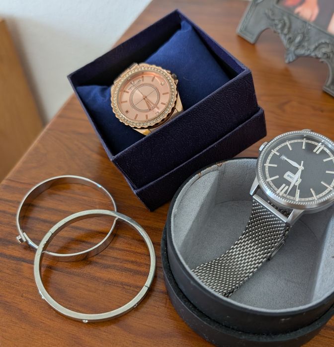 Dois relógios e duas pulseiras de aço