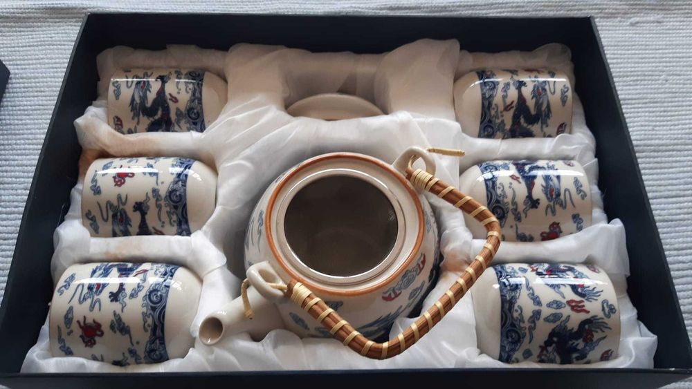Conjunto bule e 6 chávenas muito bonito