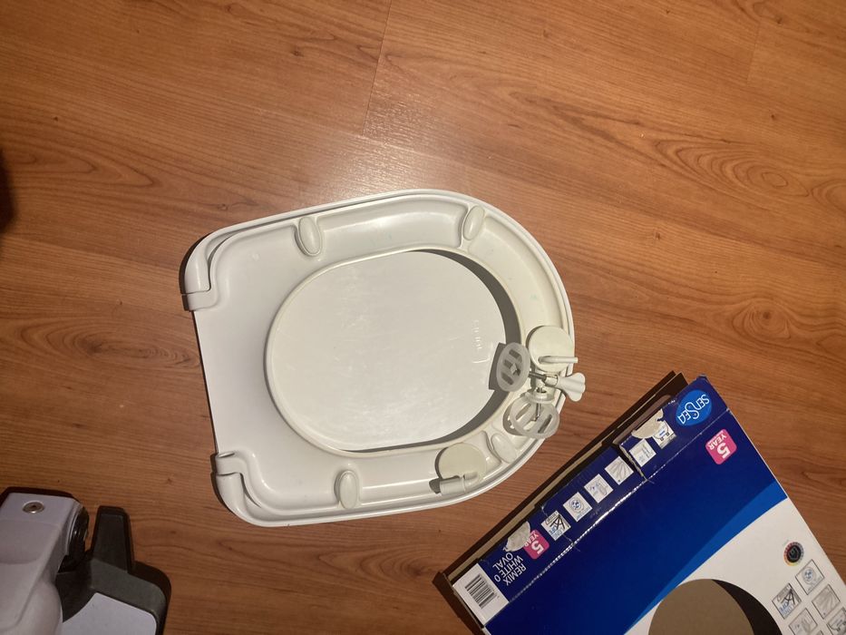 Tampa sanita em acrilico branca