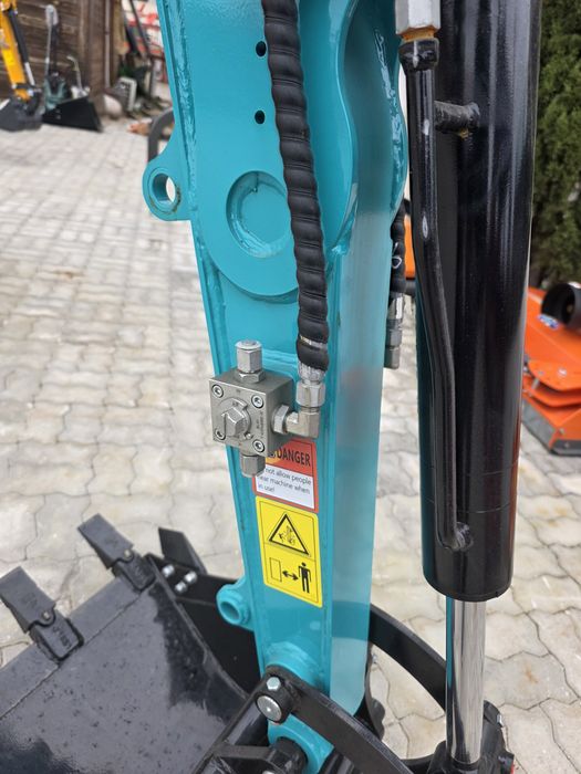 Mini Escavadora 2.5 Toneladas com Cabine