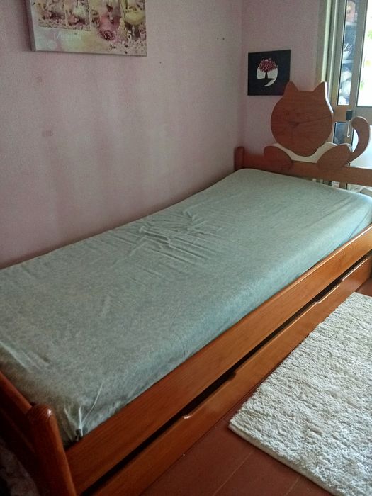 Cama dupla em gavetão e mesa de cabeceira