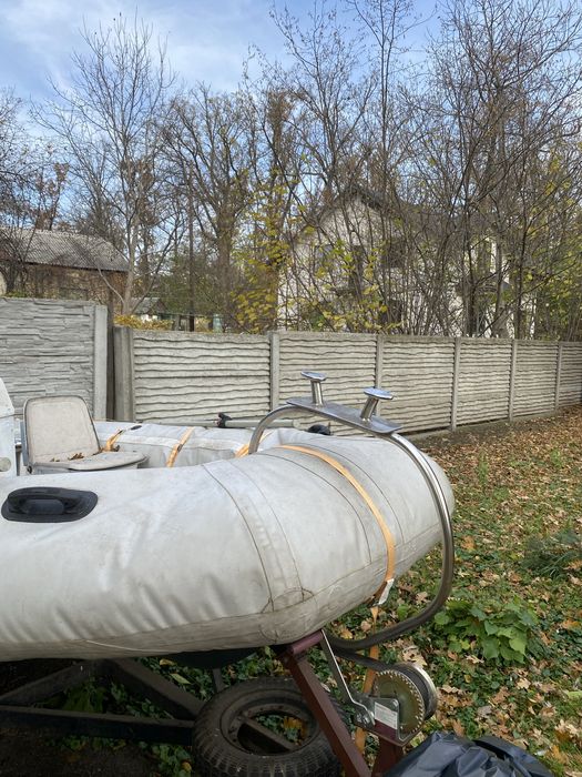 Продається човен з мотором