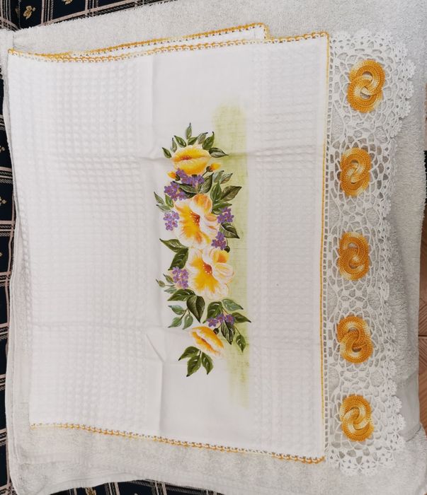 Panos com bordado e crochet