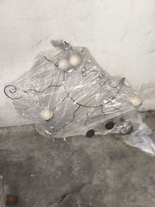 Banco ferro forjado e pele e Castiçal ferro de bolas de cera