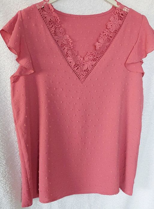 Bluzka różowa z dekoldem z koronki M