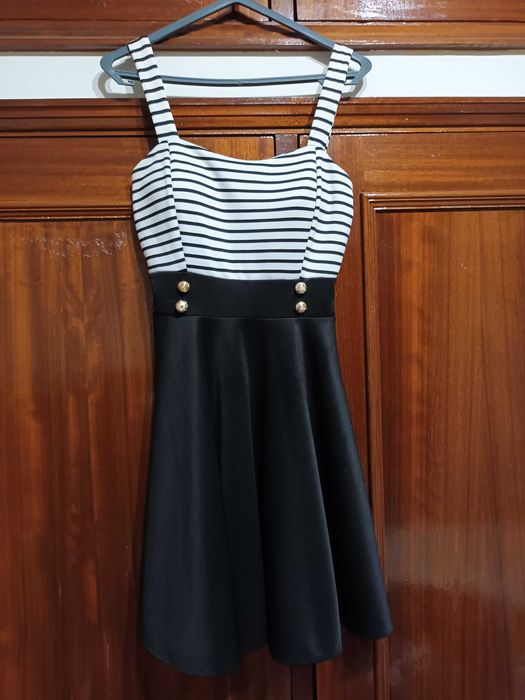 Vestido preto às riscas