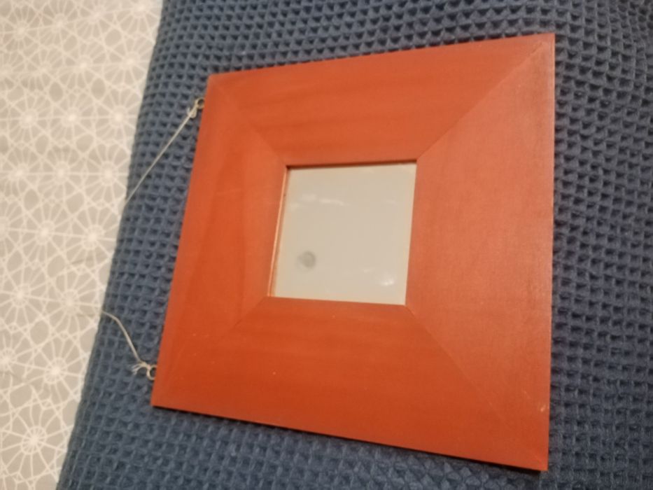 Lusterko bordowe wiszące Ikea