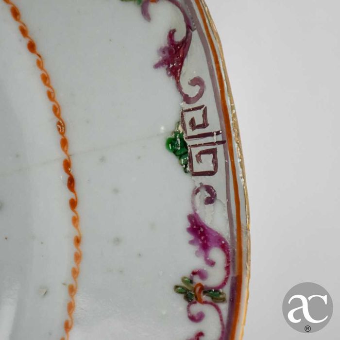Prato em porcelana da China período Qianlong, séc. XVIII, Família Rosa